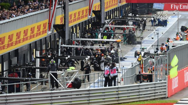Boxes ficaram agitados no início da corrida. FOTO: formula1.com