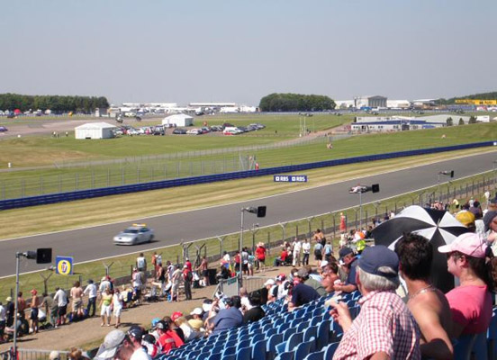 Detalhe de uma das retas mais conhecidas da Fórmula 1 a “Reta do Hangar”. FOTO: pt.wikipedia.org