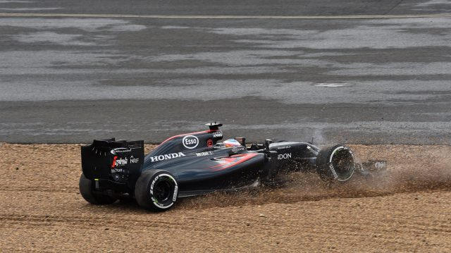 Fernando Alonso foi uma das “inúmeras vítimas” da curva Abbey durante a corrida. FOTO: formula1.com