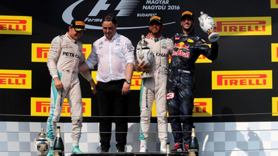 Lewis Hamilton vence do GP da Hungria, com Nico Rosberg em segundo e Daniel Ricciardo em terceiro. FOTO: formula1.com