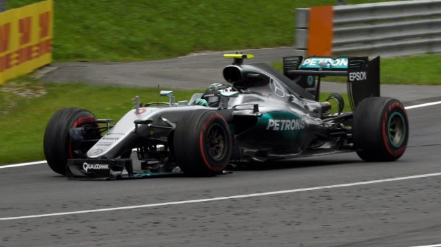 Rosberg conseguiu concluir a corrida em 4º lugar, mesmo com a asa dianteira quebrada e embaixo do seu carro. FOTO: formula1.com