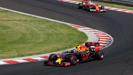 Max Verstappen e Kimi Raikkonen protagonizaram a principal disputa do GP da Hungria. FOTO: formula1.com