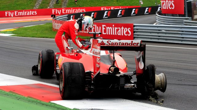 Vettel saindo de sua Ferrari após abandonar a corrida com o estouro de seu pneu traseiro direito. FOTO: formula1.com
