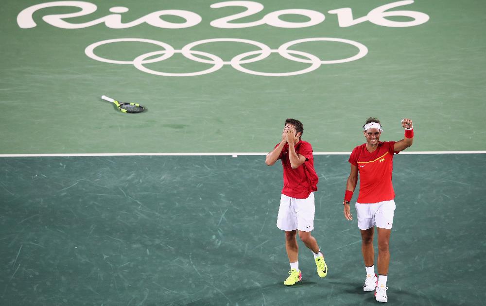 López e Nadal se emocionam com o título de duplas no Centro Olímpico de Tênis. FOTO: Getty Images/Mark Kolbe