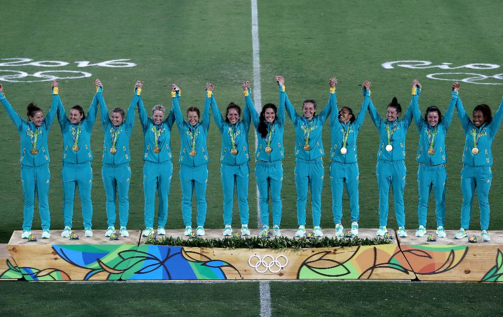 Seleção australiana no pódio após a decisão do torneio feminino de rugby dos Jogos Rio 2016. FOTO: Getty Images/David Rogers