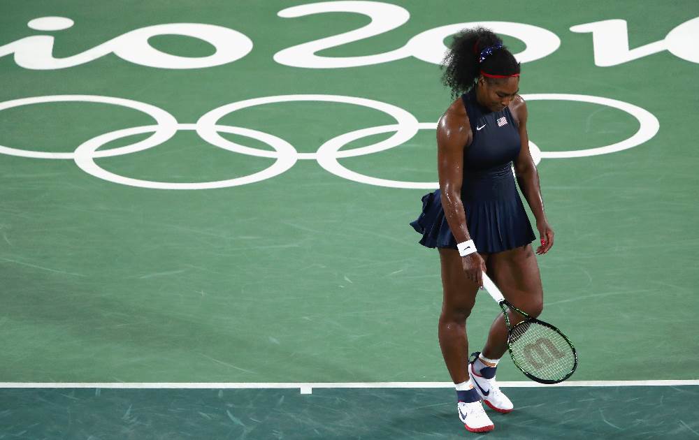 Serena Williams de cabeça baixa após derrota no Rio 2016. FOTO: Getty Images/Clive Brunskill