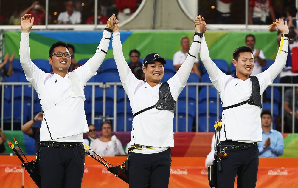 Equipe da República da Coreia comemora volta ao topo do pódio Olímpico após bronze em Londres 2012. FOTO: Getty Images/Paul Gilham