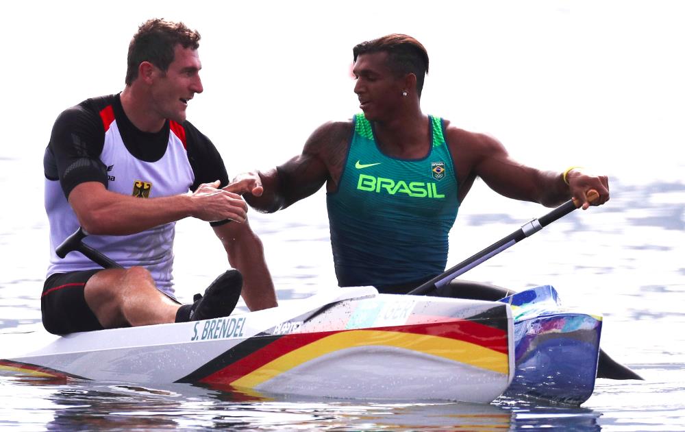 Isaquias de Queiroz, que levou a prata, parabeniza o alemão Sebastian Brendel, que ficou com o ouro. FOTO: Tom Pennington/Getty Images