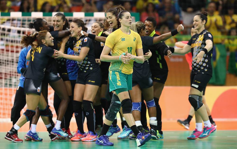 Espanholas comemoram vitória sobre o Brasil no handebol feminino. Foto: Getty Images/Lars Baron