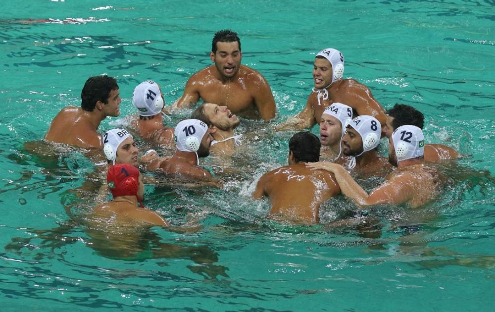 Jogadores do polo aquático comemoram muito a vitória sobre a campeã mundial Sérvia. FOTO: CBDA/SSPress/Satiro Sodré