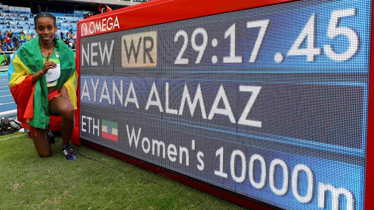 Almaz posa ao lado de seu recorde. FOTO: Rio 2016