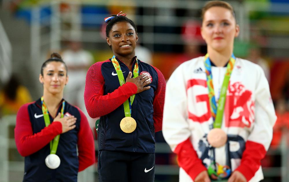 Simone Biles (centro) e sua quarta medalha de ouro no Rio 2016. FOTO: Getty Images/Alex Livesey