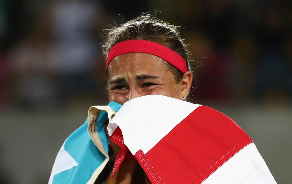 Monica Puig chora enrolada na bandeira de Porto Rico: primeiro ouro da história. FOTO: Getty Images/Clive Brunskill