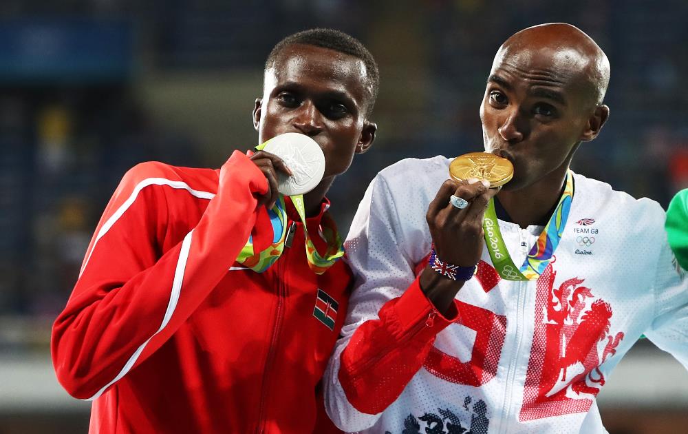 aul Kipngetich Tanui (esq.) e Mohamed Farah com suas medalhas: disputa até o fim. FOTO: Getty Images/Buda Mendes