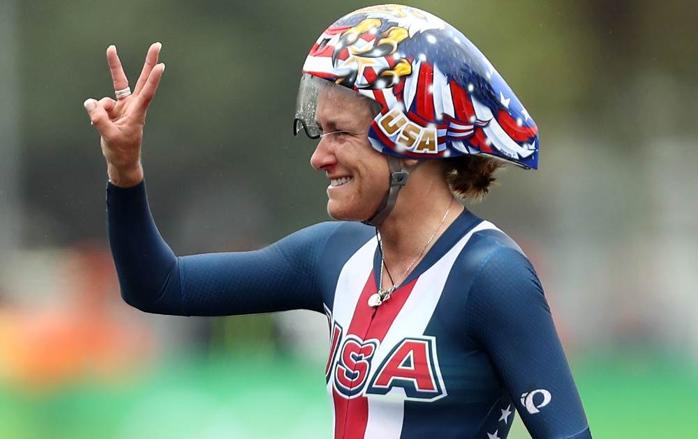 Americana Kristian Armstrong comemora o tricampeonato Olímpico, o primeiro da história do ciclismo. FOTO: Getty Images