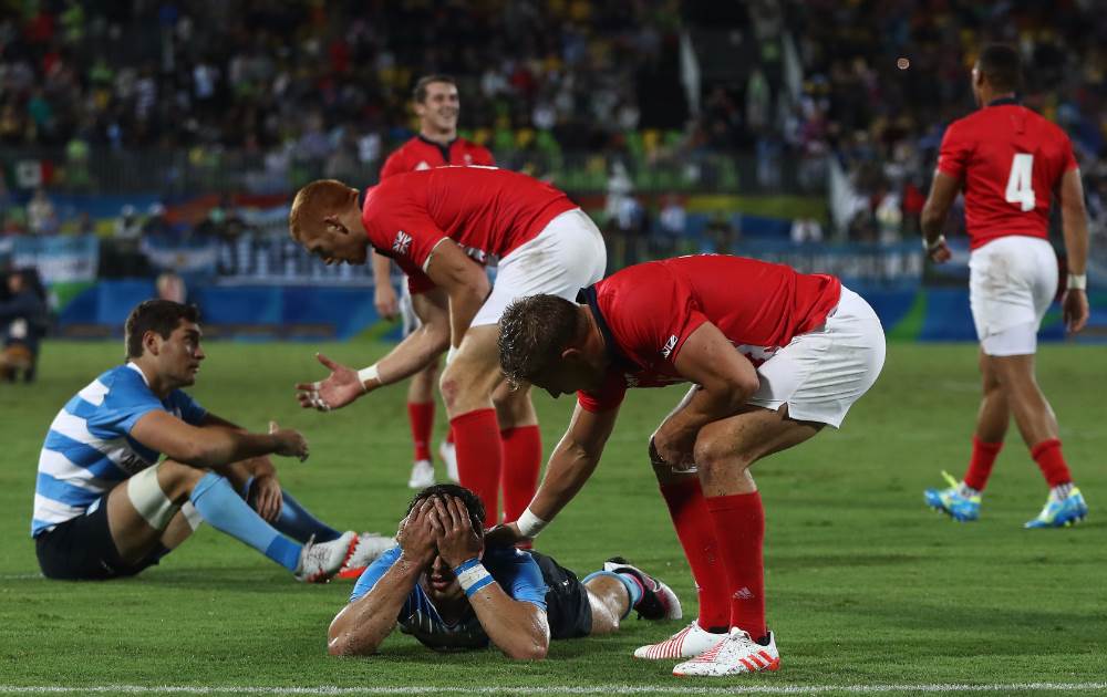 Britânicos consolam argentinos após jogo emocionante no rugby de 7. FOTO: Getty Images/Dan Rogers