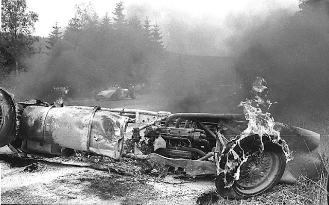 Carro de Bristow em chamas após o acidente. FOTO: fabioseixas.blogfolha.uol.com.br