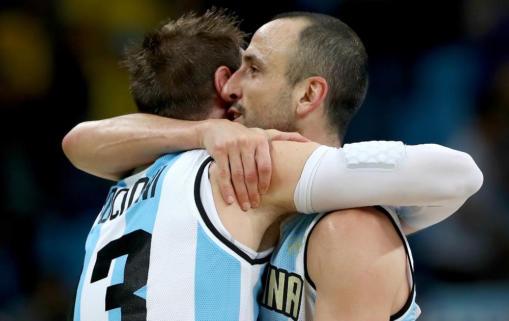 Ginóbili e Nocioni se abraçam na vitória argentina sobre o Brasil. FOTO: Getty Images/Elsa