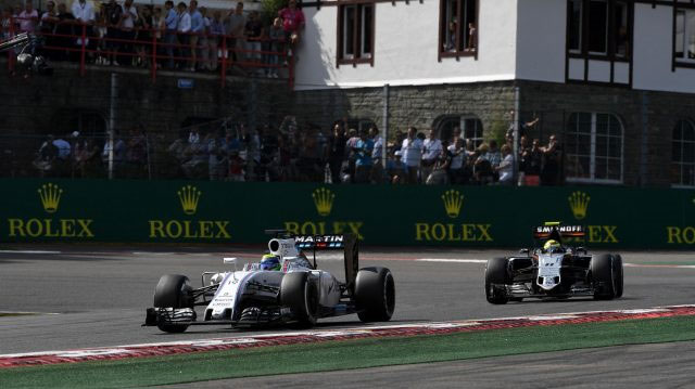 Felipe Massa e Sergio Pérez protagonizaram uma das várias disputas ao longo da corrida. FOTO: formula1.com