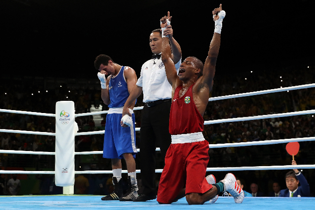 Robson Conceição se impôs diante do francês Sofiane Oumiha. FOTO: Getty Images/Christian Petersen