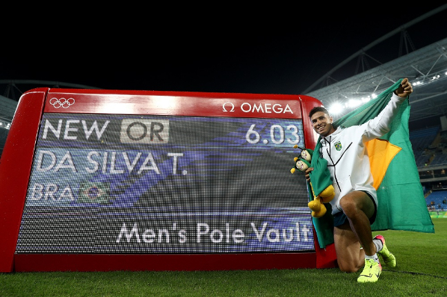 Thiago Braz posa ao lado de seu recorde Olímpico. FOTO: Getty Images/Paul Gilham