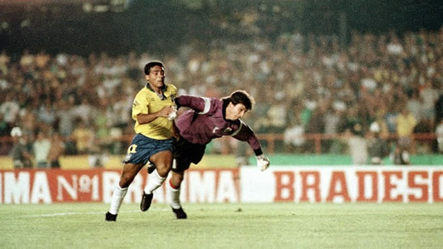 Romário passando por Siboldi para o marcar o segundo gol. FOTO: Arquivo