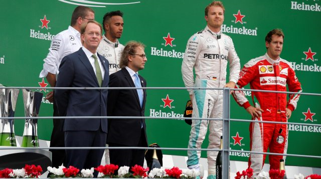 Rosberg aproveitou vacilo de Hamilton na largada e se aproximou ainda mais no inglês na disputa pelo Mundial de pilotos de 2016. FOTO: formula1.com