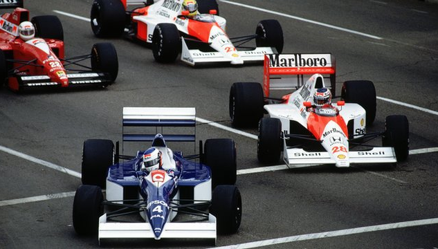 Momento em que Alesi assumiu a liderança do GP dos Estados Unidos de 1990. FOTO: contosdaf1.wordpress.com