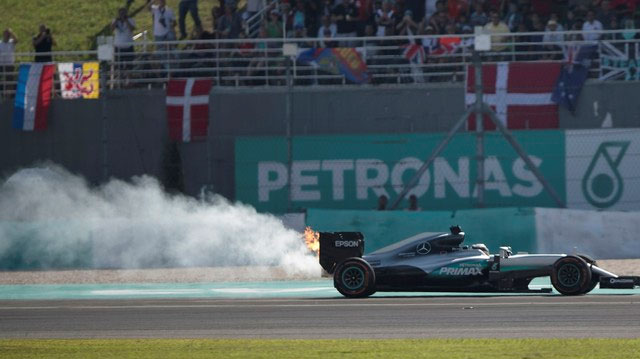 Motor estourado poderá custar o título de Hamilton em 2016. FOTO: AP