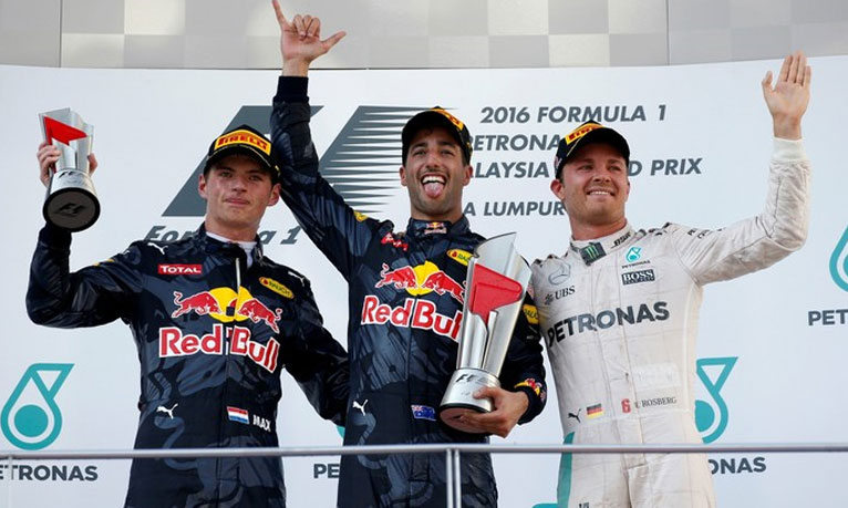 Daniel Ricciardo vence de GP de Cingapura, com Max Verstappen em segundo e Nico Rosberg em terceiro. FOTO: AP