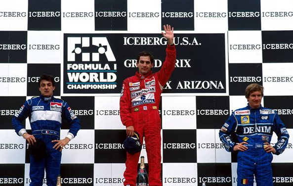 Pódio ao final da corrida com Alesi em segundo, Senna em primeiro e Boutsen em terceiro. FOTO: contosdaf1.wordpress.com