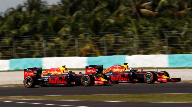 Momento decisivo e mais emocionante na corrida foi à disputa entre os companheiros de Red Bull Ricciardo e Verstappen. FOTO: formula1.com