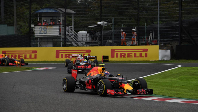 Max Verstappen segurou Lewis Hamilton e garantiu o segundo lugar ao final da corrida. FOTO: formula1.com