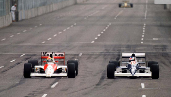 Um dos momentos da intensa disputa entre Senna e Alesi. FOTO: contosdaf1.wordpress.com