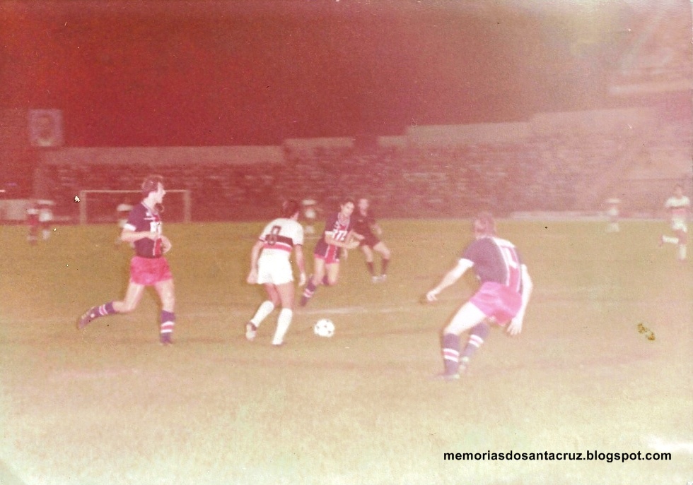 Imagens do jogo do Santa Cruz com o PSG, em 79. FOTO: acervo pessoal Betinho/Memória do Santa Cruz