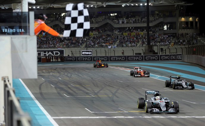 Lewis Hamilton vence o GP de Abu Dhabi de 2016. FOTO: formula1.com