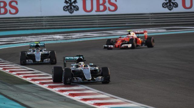 Hamilton não quis abrir distância para Rosberg na esperança de aproximação e ultrapassagens de adversários contra Nico Rosberg. FOTO: formula1.com