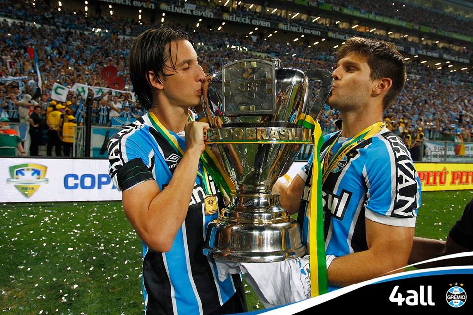 Geromel e kannemann tiveram papel de destaque no título gremista. FOTO: fanpage oficial do Grêmio