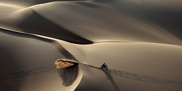 Thierry sabine atravessa o deserto em sua moto. Anos mais tarde isso não seria mais possível. FOTO: DPPI