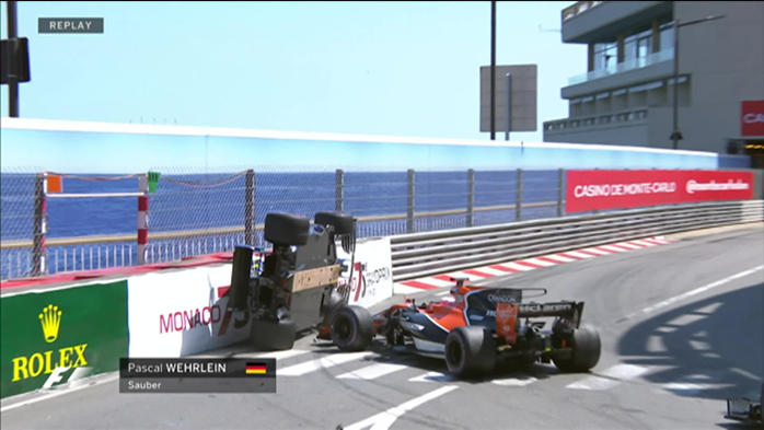 Sauber de Wherlein ficou de lado apos batida com Jenson Button