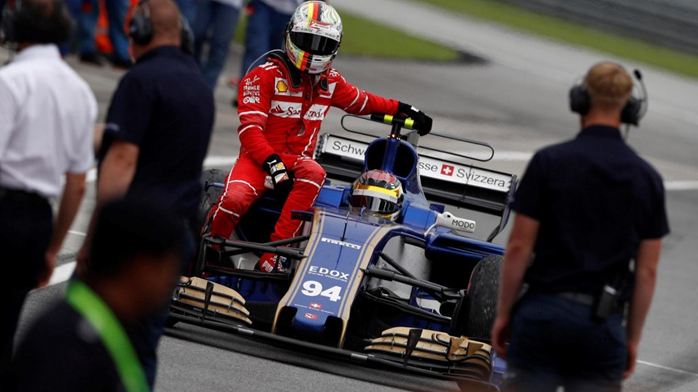 Vettel volta de carona para os boxes com Wehrlein após batida inusitada com Stroll após o final da corrida. 