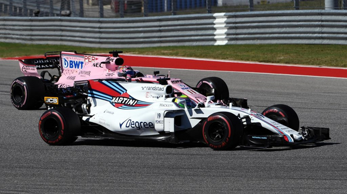 Ainda sem parar no pit stop, Felipe Massa faz o que pode para tentar segurar a posição. 