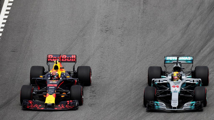 GP da Malásia começa com tudo e Verstappen ultrapassa Hamilton. FOTO: formula1.com