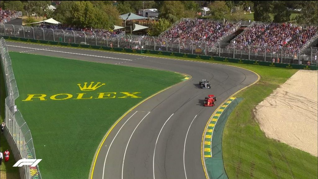 Vettel dá o "pulo do gato "para ultrapassar Hamilton. 