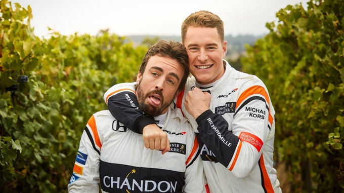 Alonso e Vandoorne serão os responsáveis por conduzir a McLaren em 2018, agora com motores Renault. 