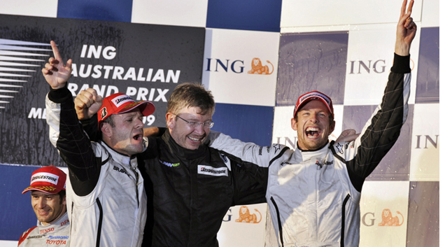 Rubens Barrichello, Ross Brown e Jenson Button, comemoram resultado histórico ao final da corrida.