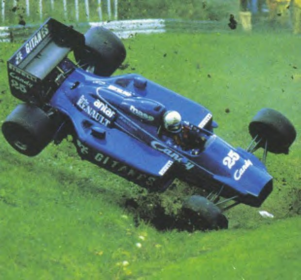 Acidente de Andrea de Cesaris foi forte, mas o piloto saiu ileso do mesmo. 