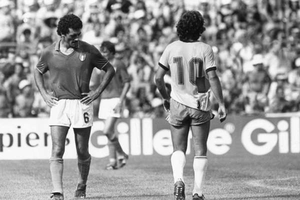 Zico teve camisa rasgada na derrota que eliminou o Brasil na Copa do Mundo de 1982.
